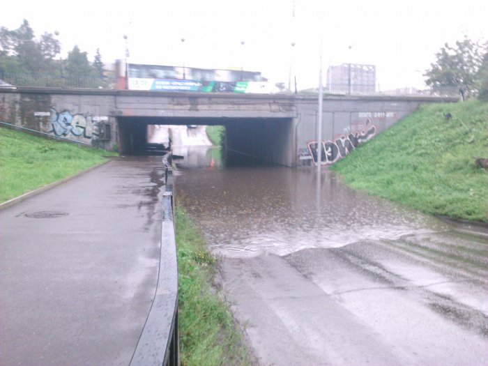 В Красноярске падают деревья, тонут машины и гаснет свет