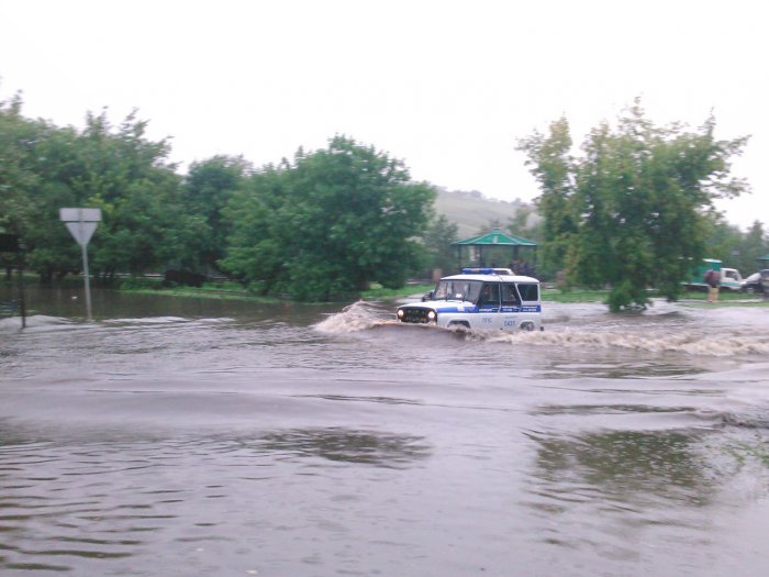 В Красноярске падают деревья, тонут машины и гаснет свет