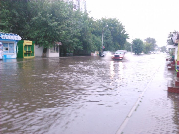 В Красноярске падают деревья, тонут машины и гаснет свет