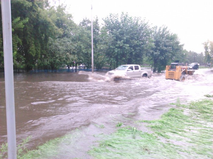 В Красноярске падают деревья, тонут машины и гаснет свет