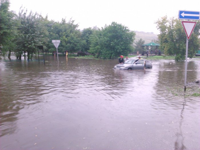В Красноярске падают деревья, тонут машины и гаснет свет