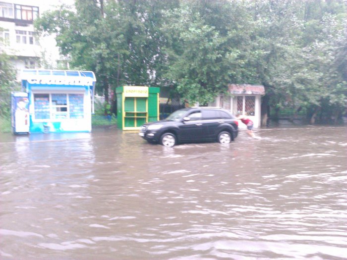 В Красноярске падают деревья, тонут машины и гаснет свет