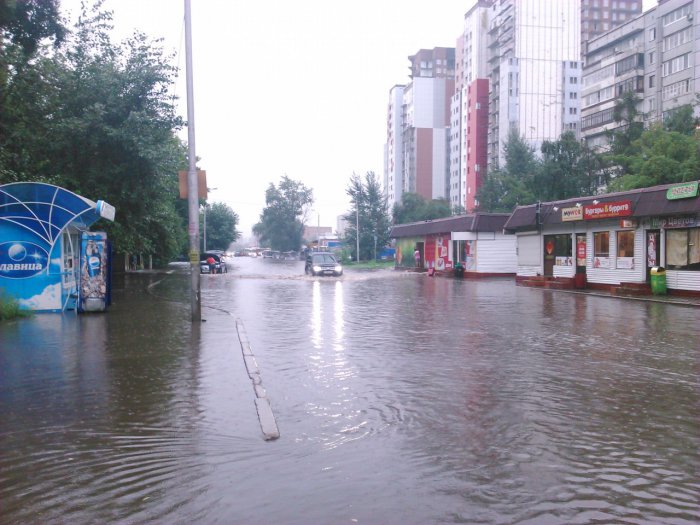 В Красноярске падают деревья, тонут машины и гаснет свет