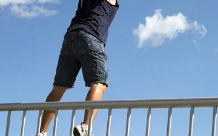 В Красноярске с Октябрьского моста сняли самоубийцу