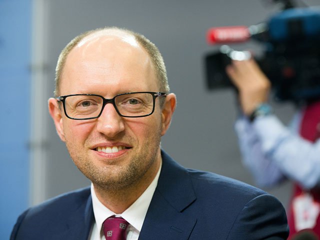 Яценюк объявил о начале строительства "Стены" на границе с РФ