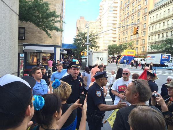 Полиция Нью-Йорка троллит