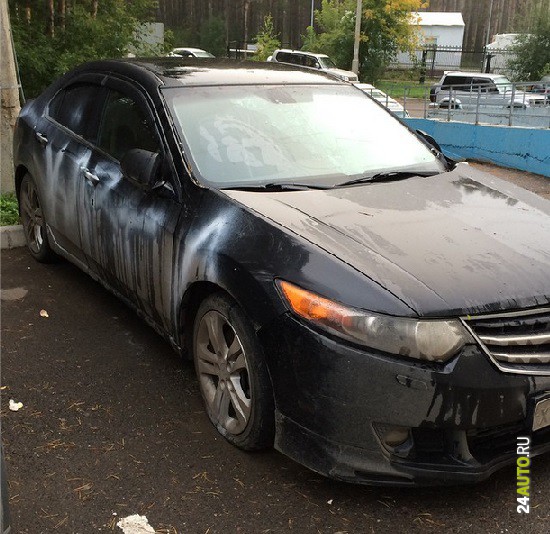 В Красноярске за неправильную парковку автовладельцу расписали машину и прокололи шины