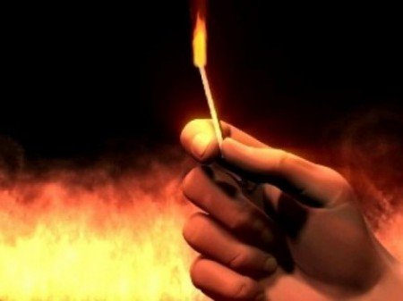 Мужчина выследил случайно подрезавшую его автоледи и сжег дотла её машину