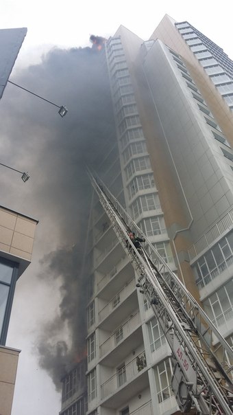 На ул. Шахтеров горит многоэтажка (17:34 - пожар локализован)