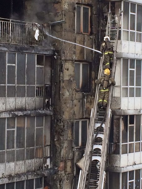 На ул. Шахтеров горит многоэтажка (17:34 - пожар локализован)