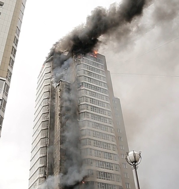 На ул. Шахтеров горит многоэтажка (17:34 - пожар локализован)