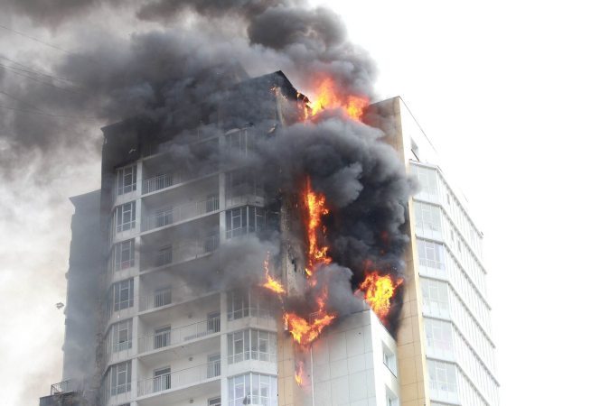 В Красноярске в горевшей 25-этажке пострадали 15 квартир из 120