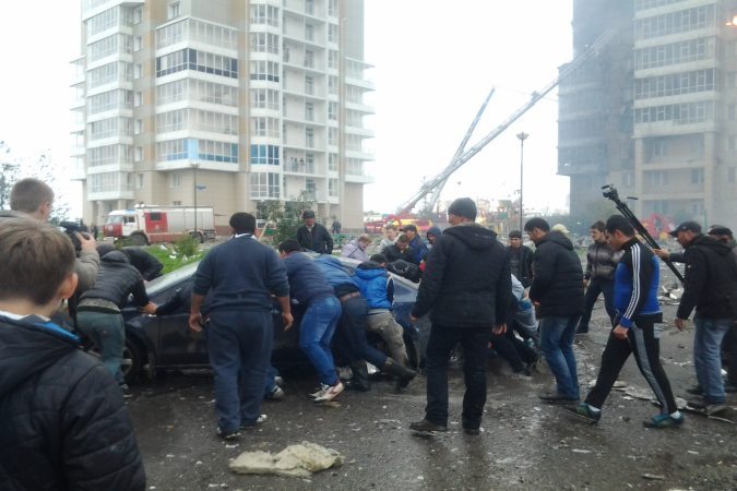 В Красноярске при пожаре в 25-этажном доме сгорели три машины