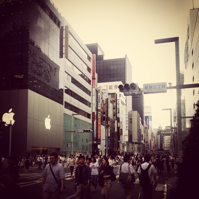 Люди гибнут за айфон