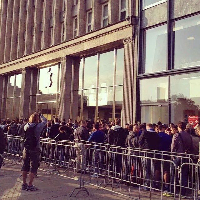 Люди гибнут за айфон