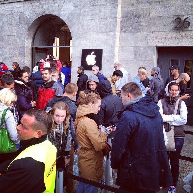 Люди гибнут за айфон