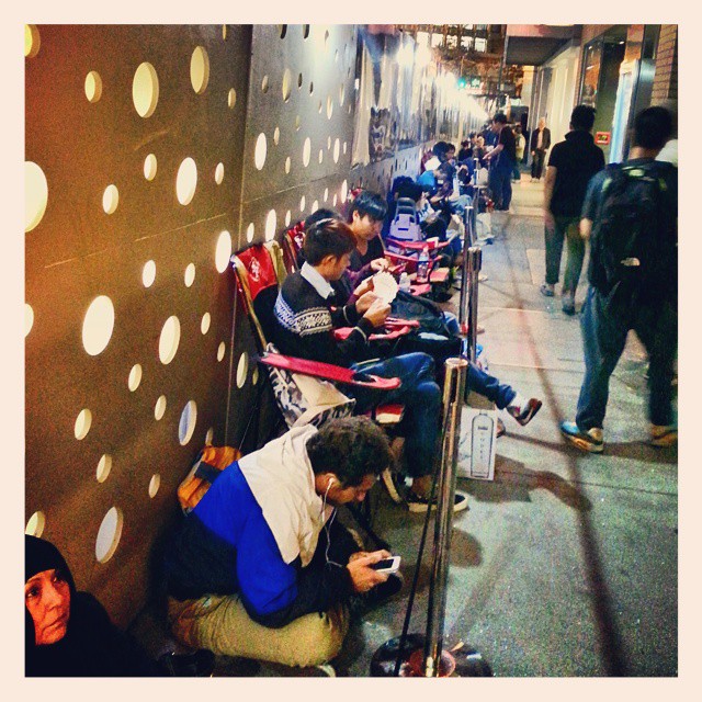 Люди гибнут за айфон