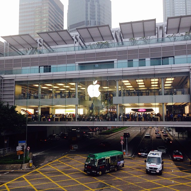 Люди гибнут за айфон