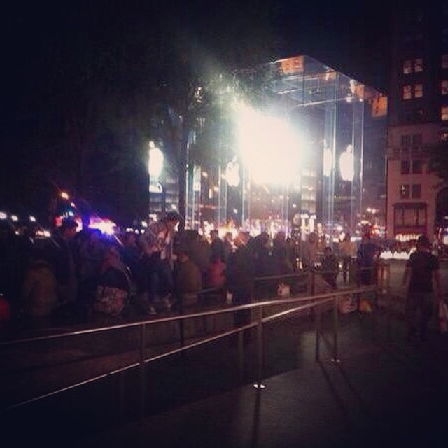 Люди гибнут за айфон