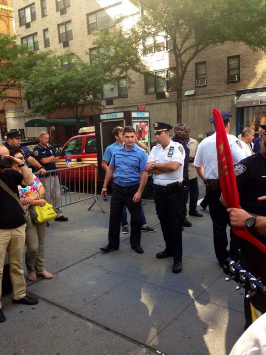 Полиция Нью-Йорка троллит