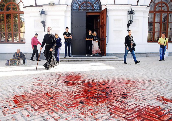 И ведра крови от FEMEN!