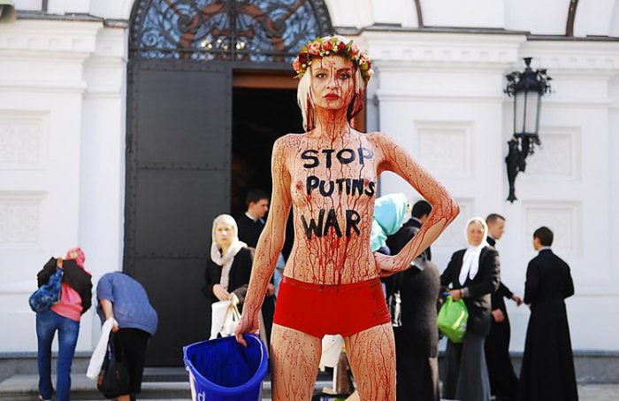 И ведра крови от FEMEN!