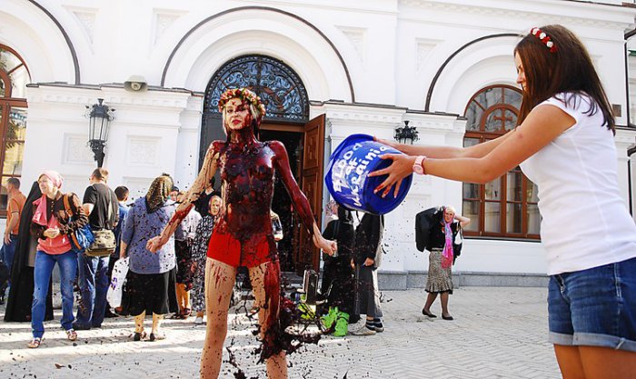 И ведра крови от FEMEN!