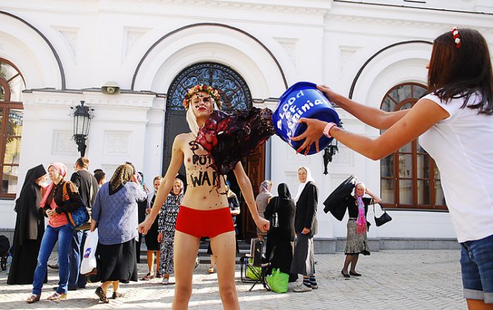 И ведра крови от FEMEN!