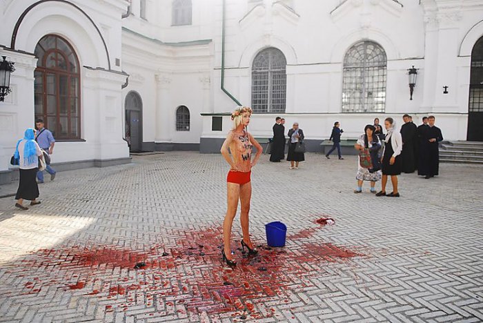 И ведра крови от FEMEN!