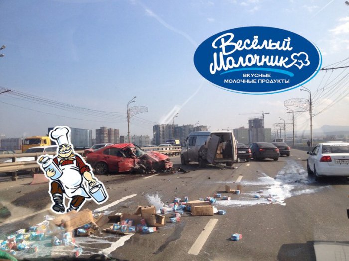 На Октябрьском мосту столкнулись BMW и «Газель», груженная молочной продукцией