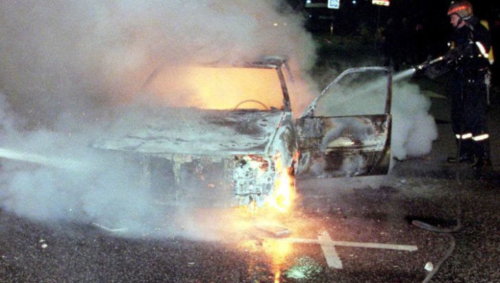 Мужчина выследил случайно подрезавшую его автоледи и сжег дотла её машину