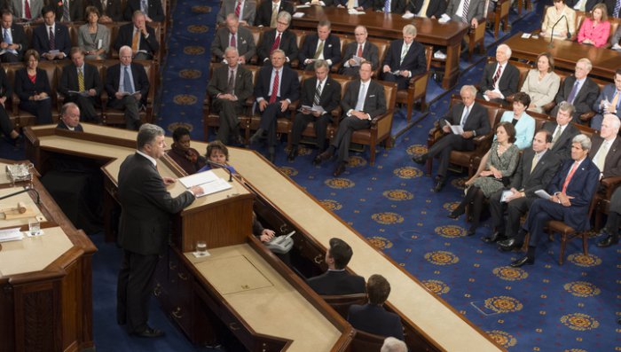 Порошенко попросил у США военной помощи для борьбы за демократию