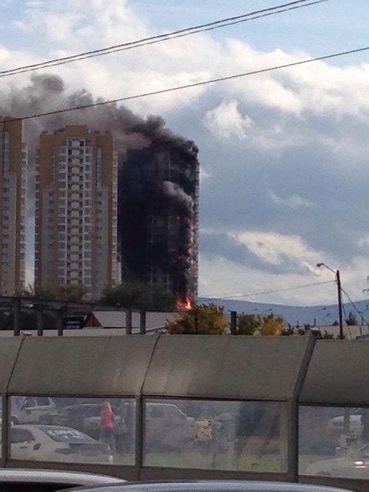 На ул. Шахтеров горит многоэтажка (17:34 - пожар локализован)