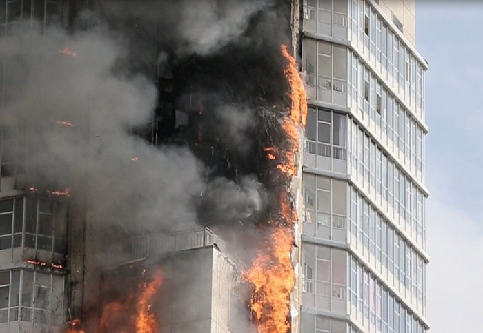 На ул. Шахтеров горит многоэтажка (17:34 - пожар локализован)