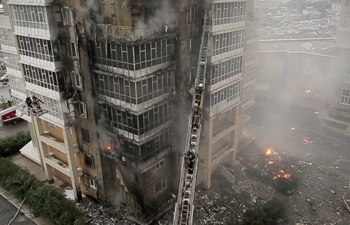 На ул. Шахтеров горит многоэтажка (17:34 - пожар локализован)