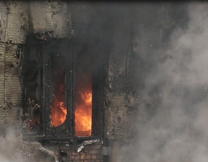 На ул. Шахтеров горит многоэтажка (17:34 - пожар локализован)