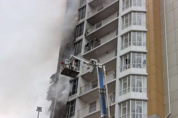 На ул. Шахтеров горит многоэтажка (17:34 - пожар локализован)