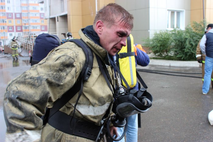 На ул. Шахтеров горит многоэтажка (17:34 - пожар локализован)