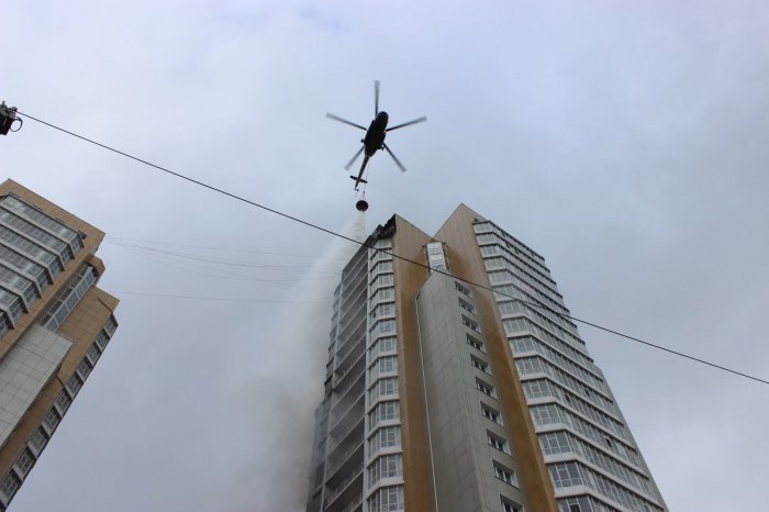 На ул. Шахтеров горит многоэтажка (17:34 - пожар локализован)