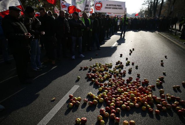  Невостребованный Россией картофель разбросан по Парижу и яблоки по Варшаве