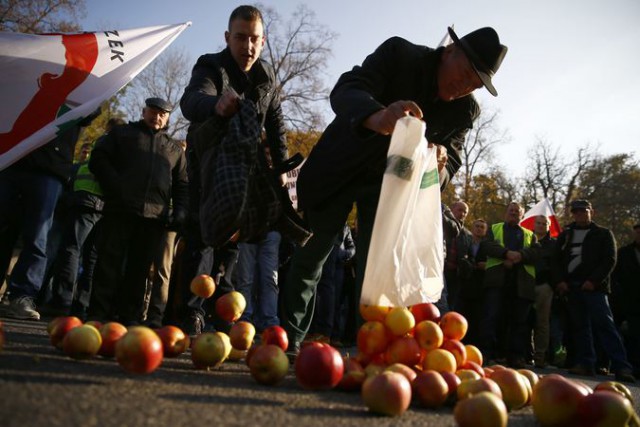  Невостребованный Россией картофель разбросан по Парижу и яблоки по Варшаве