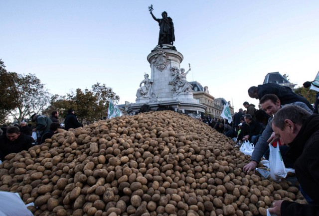  Невостребованный Россией картофель разбросан по Парижу и яблоки по Варшаве