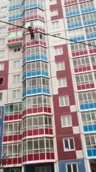 Дебошир выбрасывал с балкона мебель на припаркованные авто 