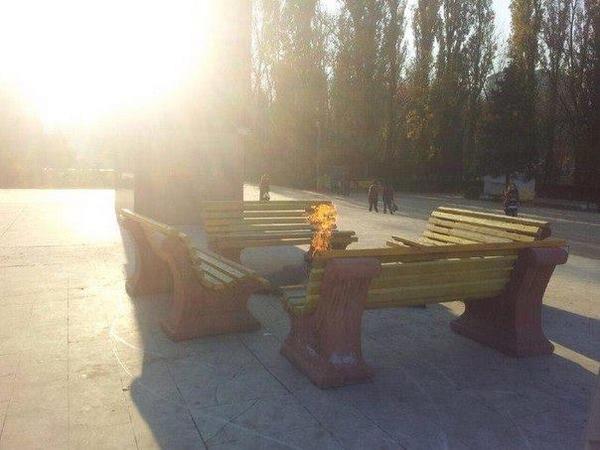  Молодежь греется у вечного огня