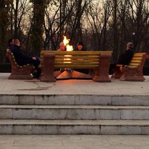  Молодежь греется у вечного огня