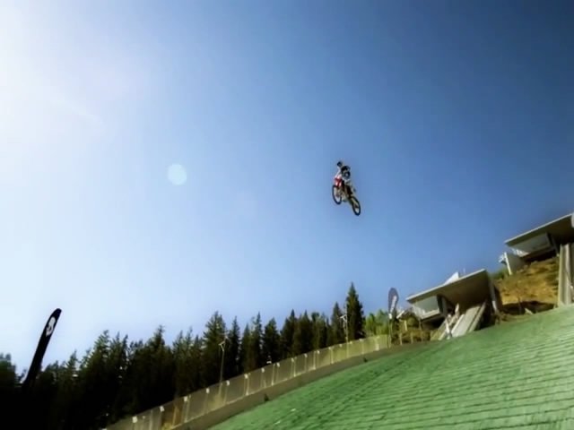 с 90 метрового трамплина на мотоцикле!