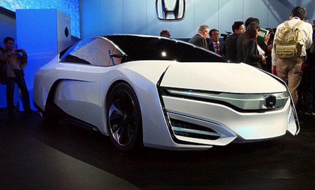 Серийный водородный седан Honda FCV Серийный водородный седан Honda FCV
