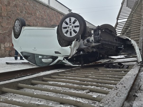 Автомобиль упал с Копыловского моста