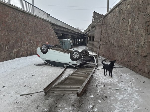 Автомобиль упал с Копыловского моста