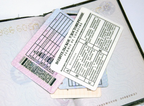 Водителям будут возвращать права после экзамена на знание ПДД